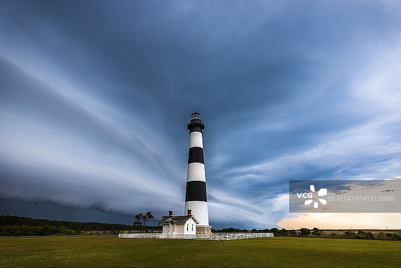 博迪岛灯塔与戏剧性的暴风云图片素材
