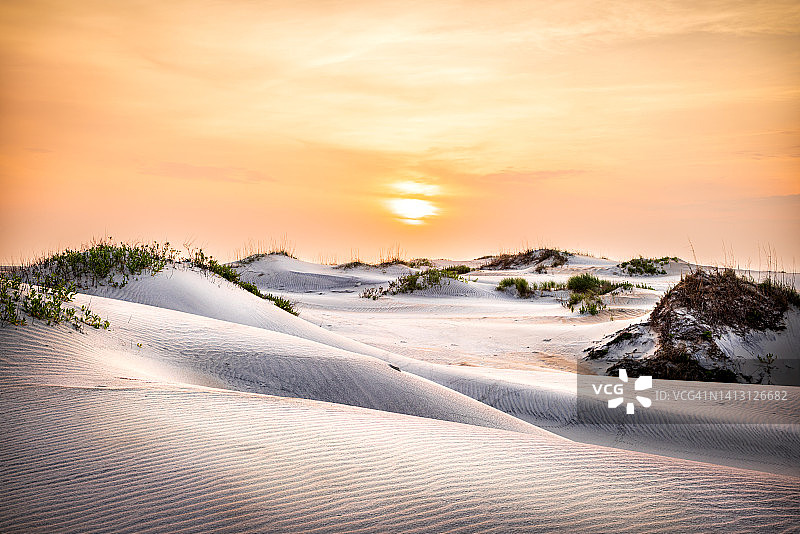 日出时的沙丘图片素材