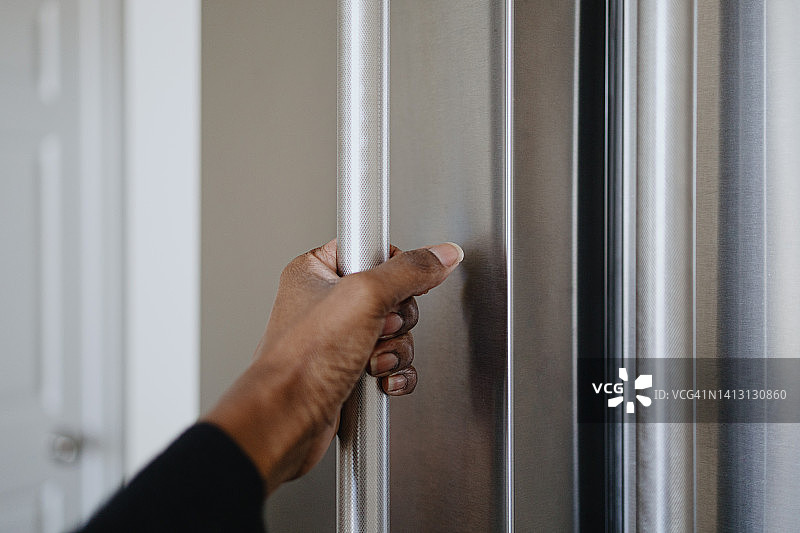 女人打开冰箱门图片素材