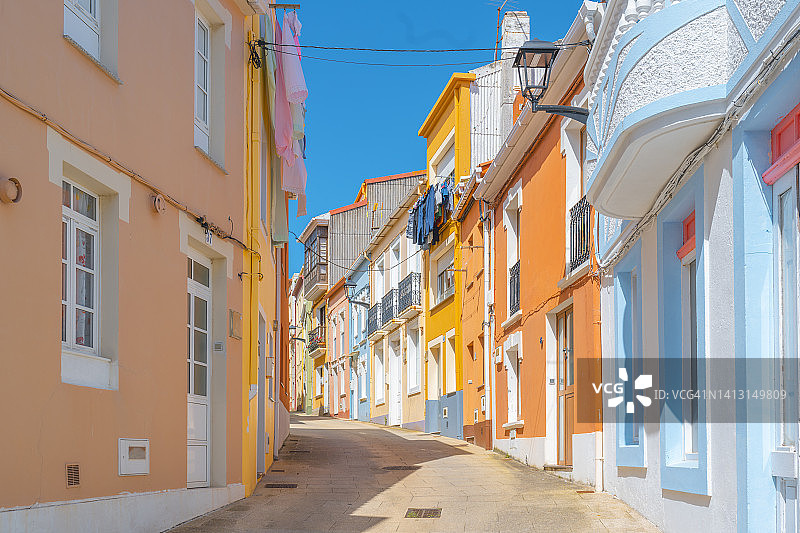 西班牙加利西亚小巷里的彩色房屋图片素材