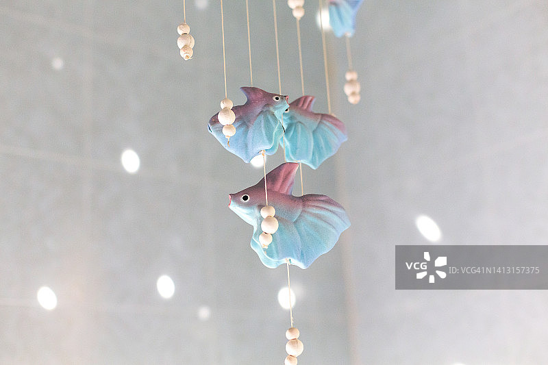 可爱的鱼形挂饰，幸福的夏日装饰图片素材