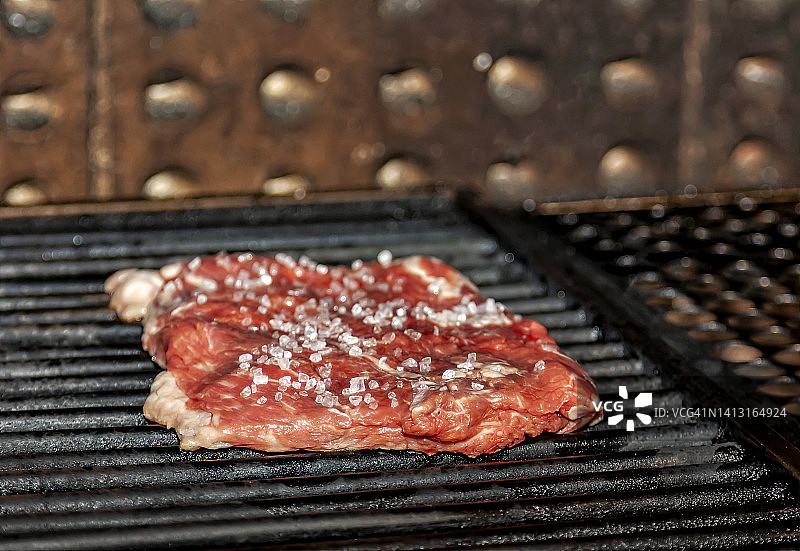 烤架上撒有粗盐的肉图片素材