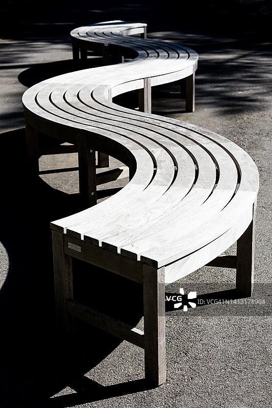 几何弯曲木制长椅图片素材