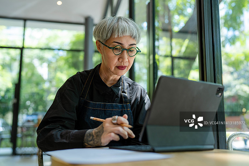 亚洲资深企业主计算业务绩效图片素材