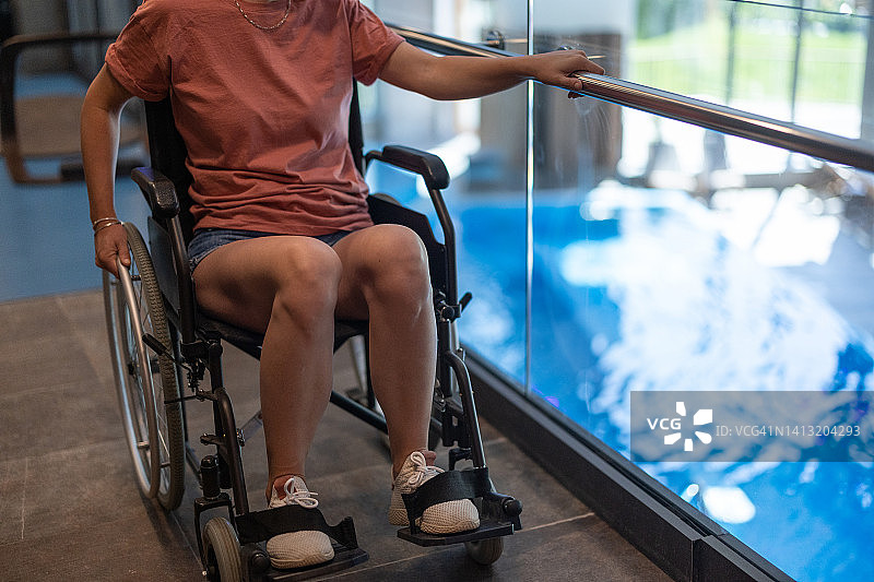 游泳池旁的残疾女子图片素材