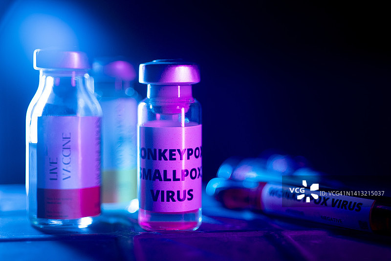 猴痘病毒疫苗瓶特写与血液测试图片素材