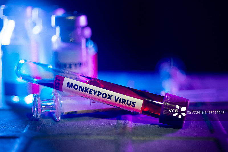 特写：感染新型猴痘病毒的血液样本、疫苗和注射针图片素材