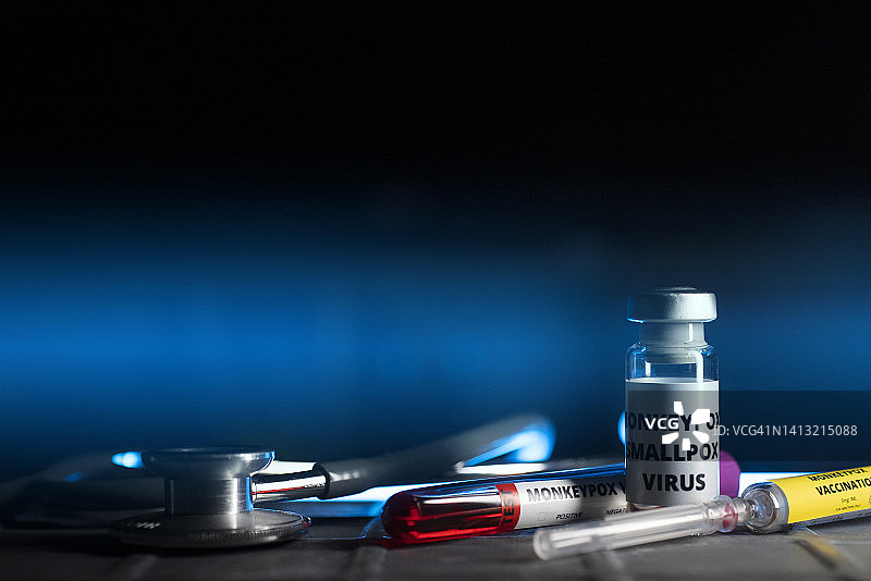 注射器疫苗接种抗病毒猴痘新毒株与小瓶疫苗和血液试管特写图片素材