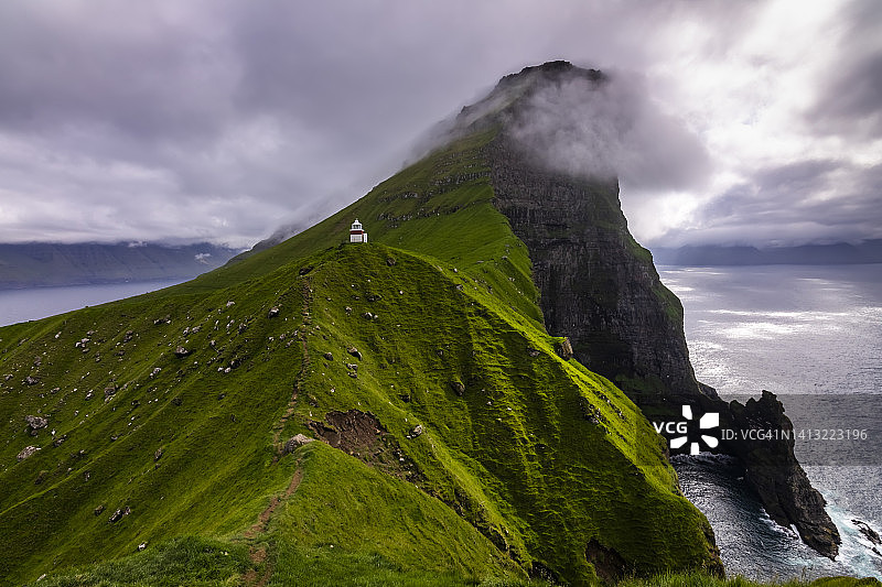 丹麦法罗群岛卡尔索伊岛日落时的绿色山丘图片素材