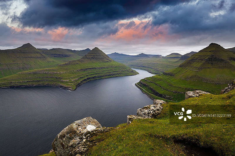 法罗群岛富宁格峡湾日落全景图图片素材