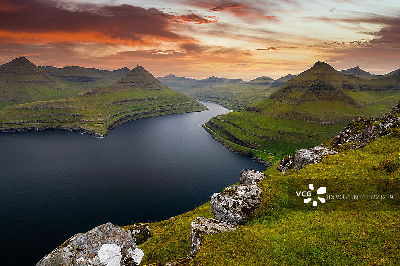 法罗群岛富宁格峡湾日落全景图图片素材