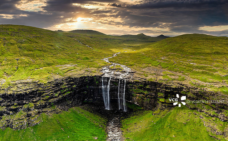 丹麦法罗群岛，日落时分的福萨瀑布鸟瞰图片素材