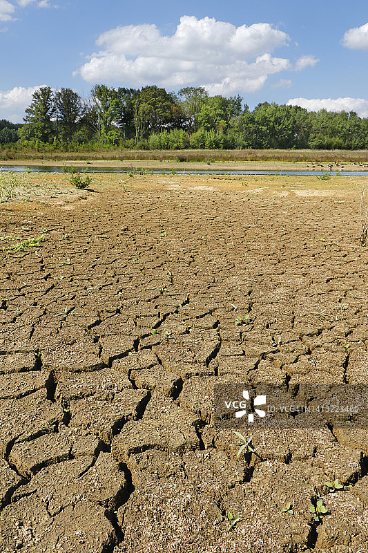 法国塞纳-马恩省的干旱湖岸图片素材