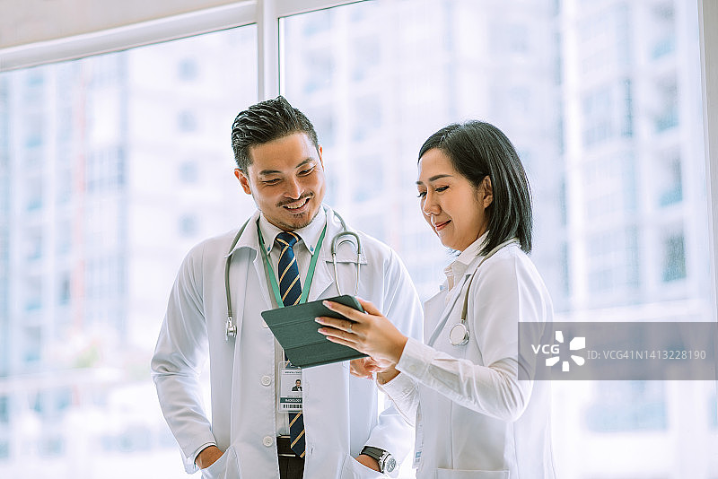 男医生和女医生讨论报告图片素材