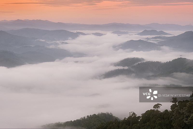 泰国也拉府，泰国和马来西亚边境附近山上的雾海图片素材