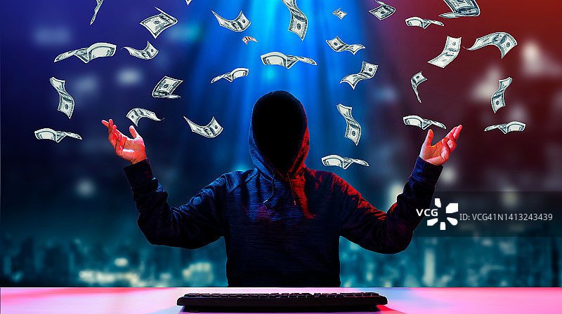 匿名黑客和恶意软件黑客在二进制代码背景上使用带有危险数字代码的笔记本电脑图片素材