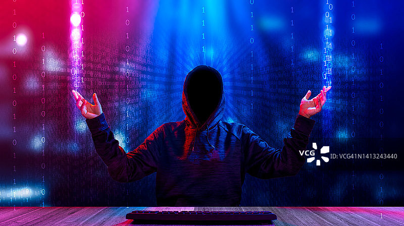 匿名黑客和恶意软件黑客在二进制代码背景上使用带有危险数字代码的笔记本电脑图片素材