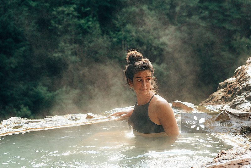 女人在俄勒冈州温泉中休息图片素材