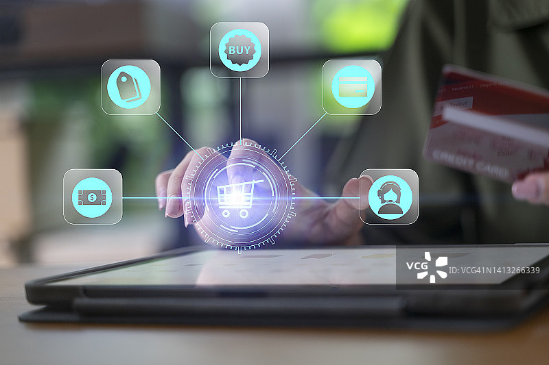 在线购物概念：女人通过互联网从卖家处进行电子购物图片素材