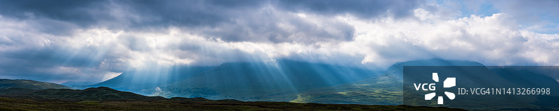 阳光照亮兰诺克荒原高地山脉全景的苏格兰图片素材