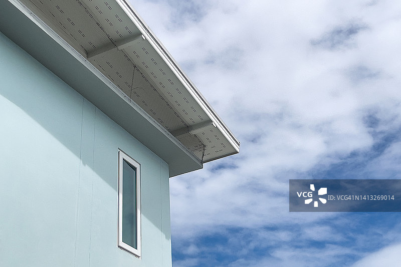 建筑物屋顶下的鸟巢防护装置图片素材