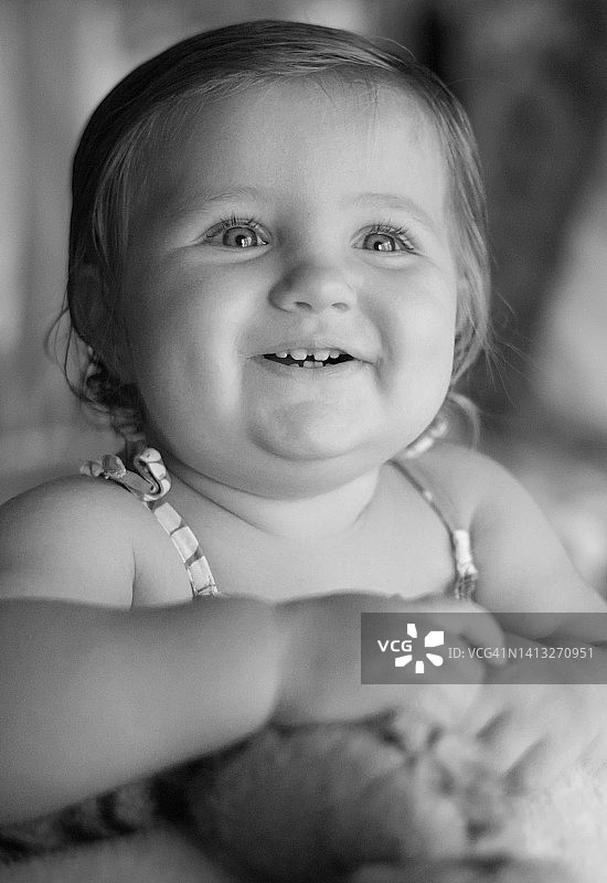 微笑的无忧无虑的幼儿图片素材