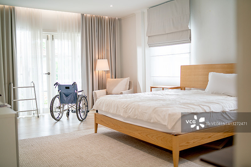 空卧室，配有轮椅和助行器等居家护理配件图片素材