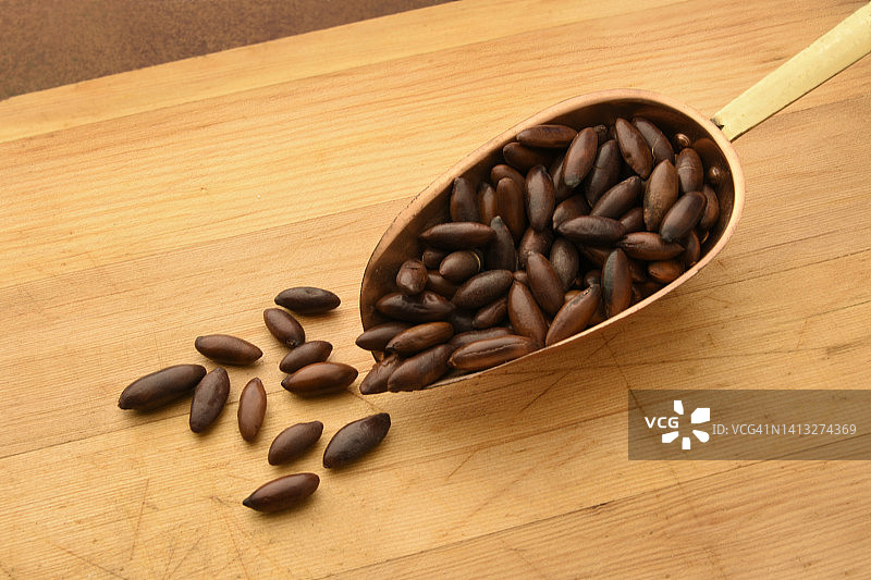 带勺子的巴鲁卡坚果图片素材