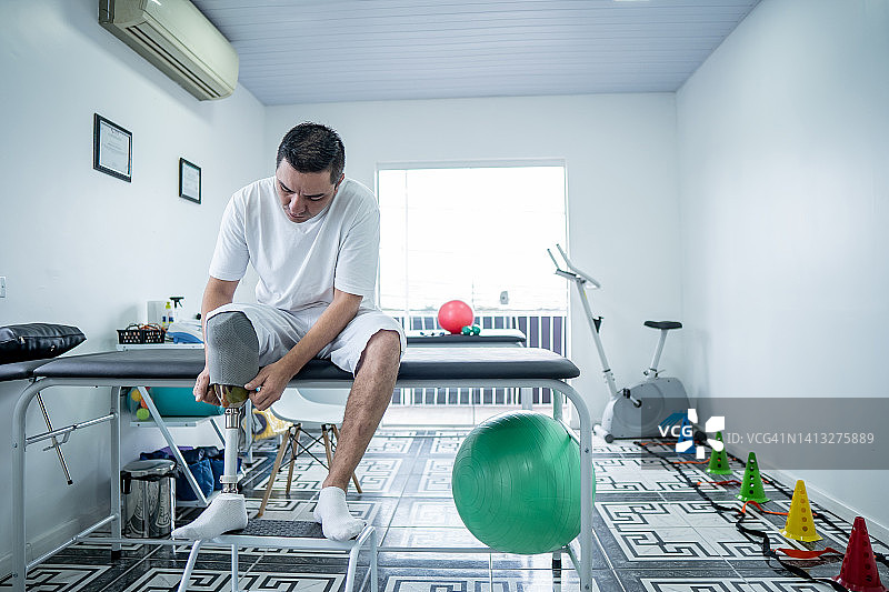 拉丁裔男人戴假肢图片素材