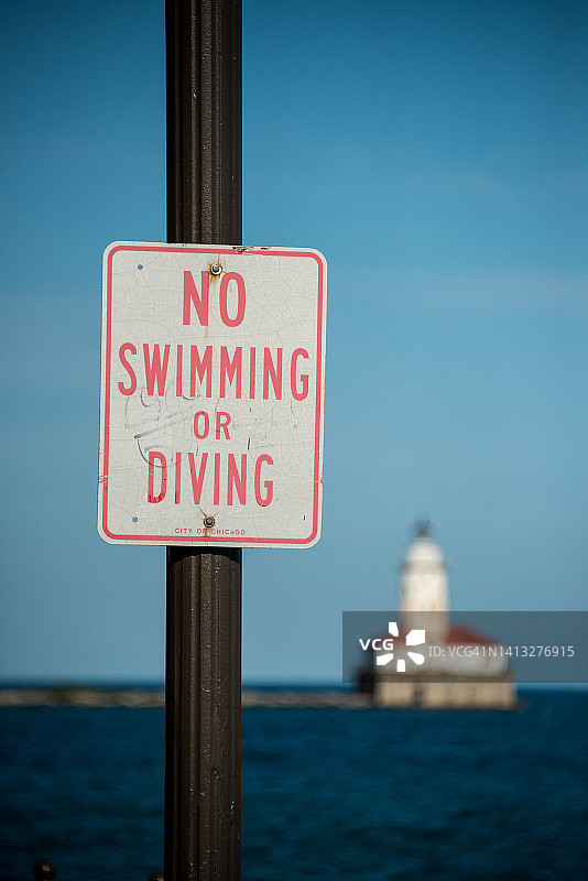 禁止游泳或潜水标志及芝加哥港灯塔图片素材