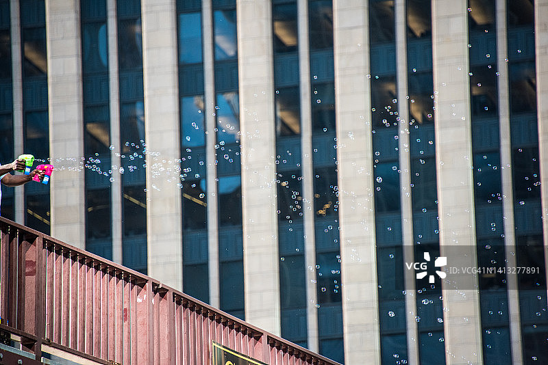 泡泡枪吹泡泡图片素材