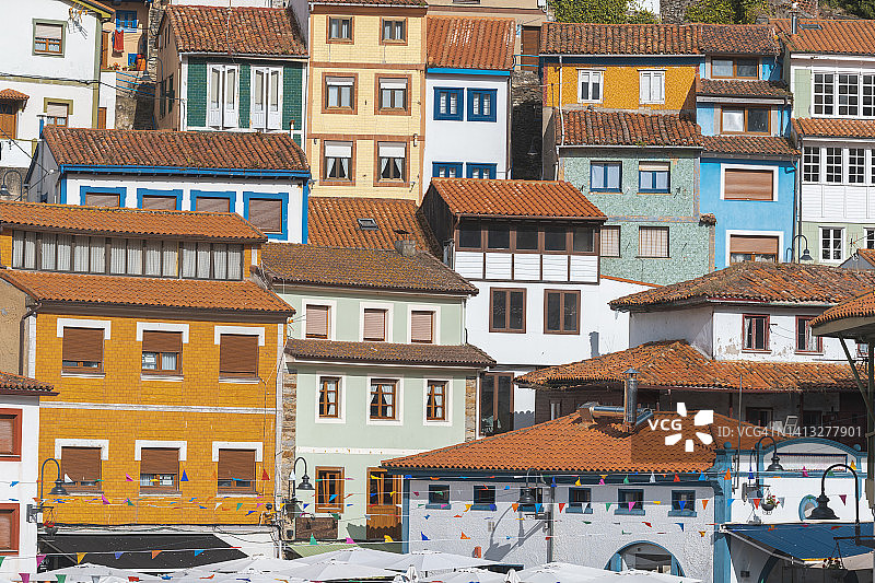 西班牙阿斯图里亚斯库迪列罗的彩色房屋图片素材