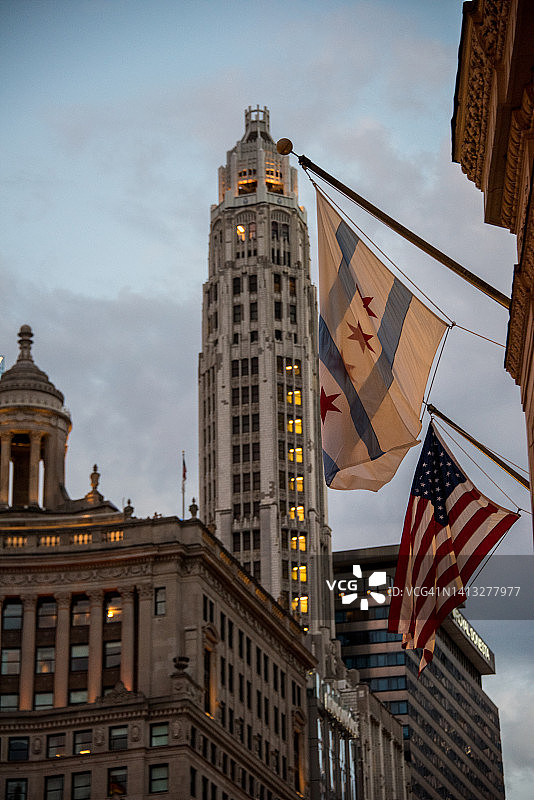 美国国旗、芝加哥市旗和芝加哥马瑟大厦图片素材