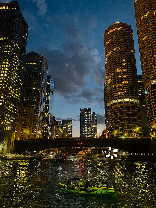 芝加哥河与黄昏天际线图片素材