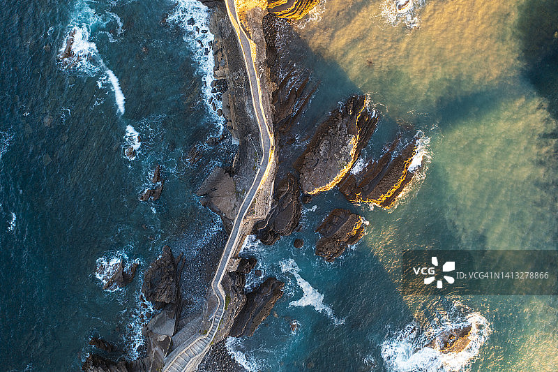 西班牙巴斯克地区的石桥俯视图图片素材