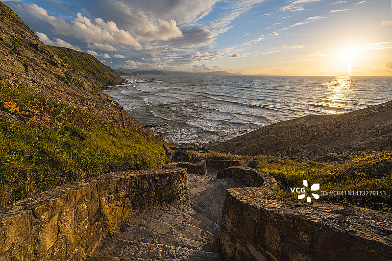 西班牙巴斯克地区日落时通往海洋的蜿蜒阶梯图片素材