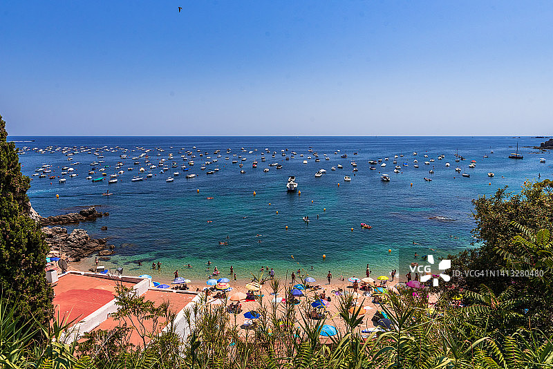 西班牙赫罗纳卡莱利亚德帕拉夫鲁赫尔镇的海滩景色图片素材