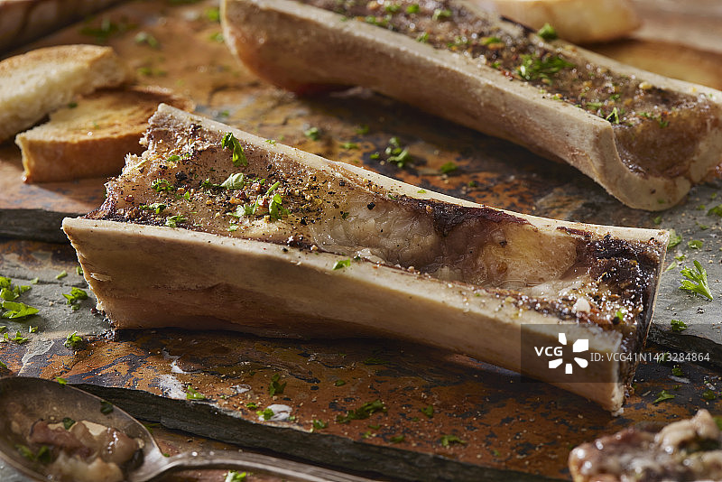 盐和胡椒烤牛骨髓图片素材