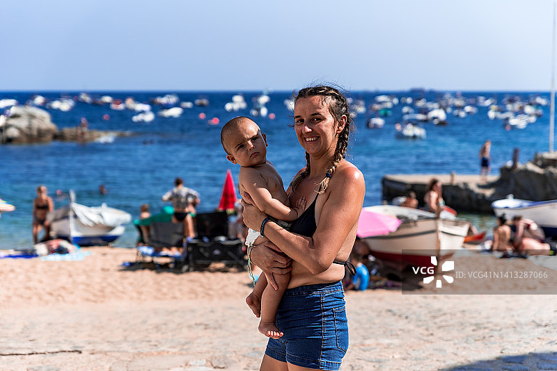 母亲在西班牙赫罗纳卡莱利亚德帕拉夫鲁赫尔村抱着宝宝图片素材