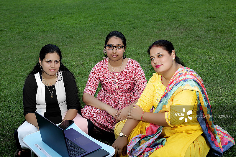 女性一起使用笔记本电脑图片素材