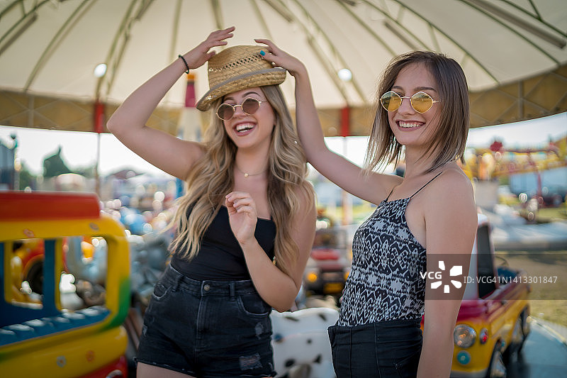 夏天在公园里的姐妹图片素材