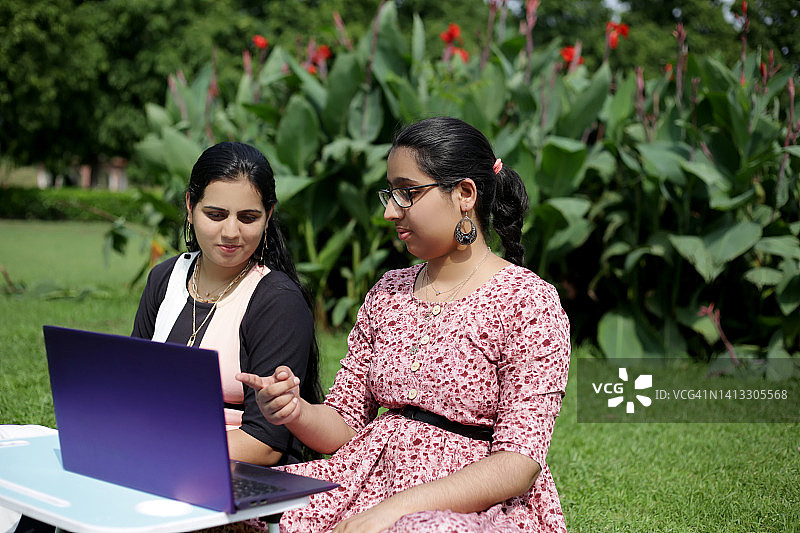 一起使用笔记本电脑的少女们图片素材