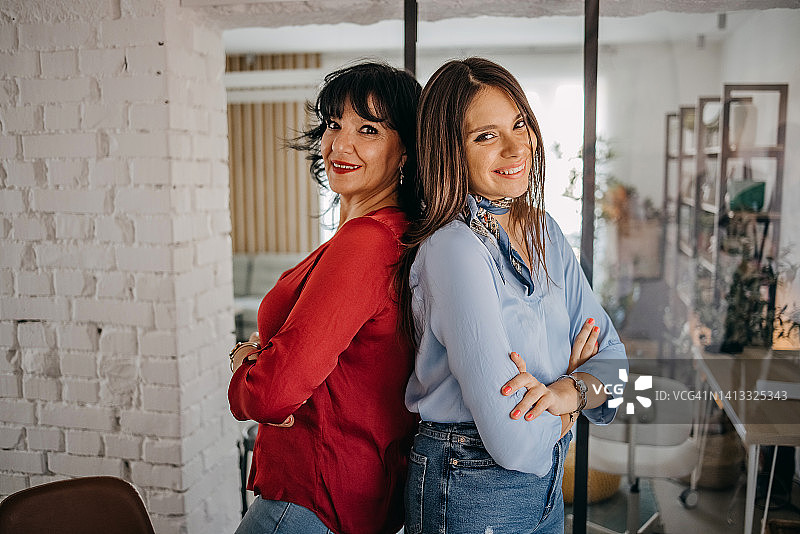 母亲和女儿的肖像图片素材