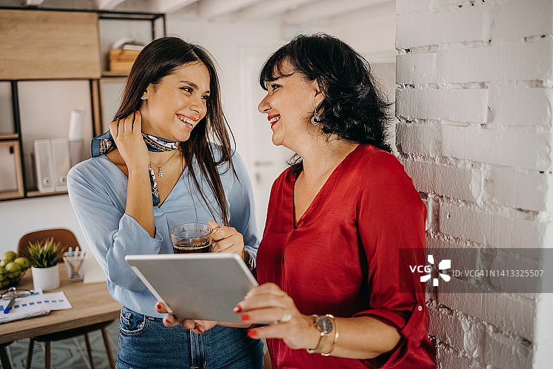 使用平板电脑的女商人图片素材