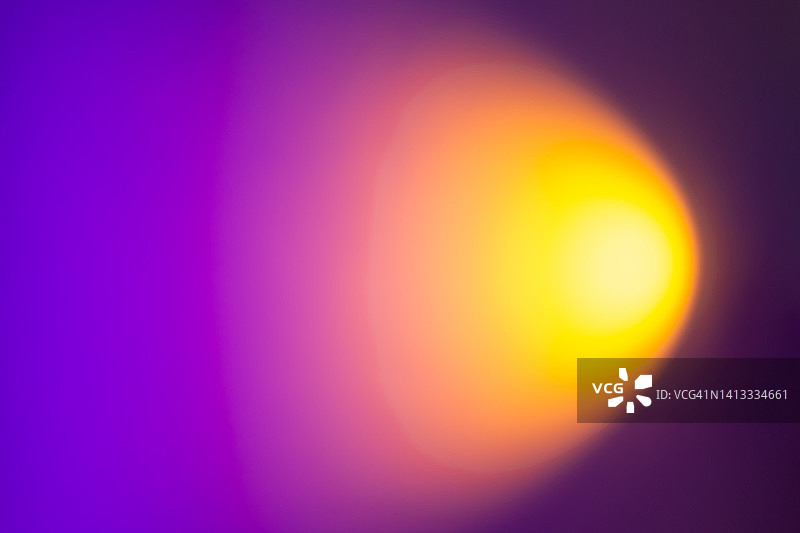 模糊彩色霓虹背景与抽象阴影光线图案图片素材