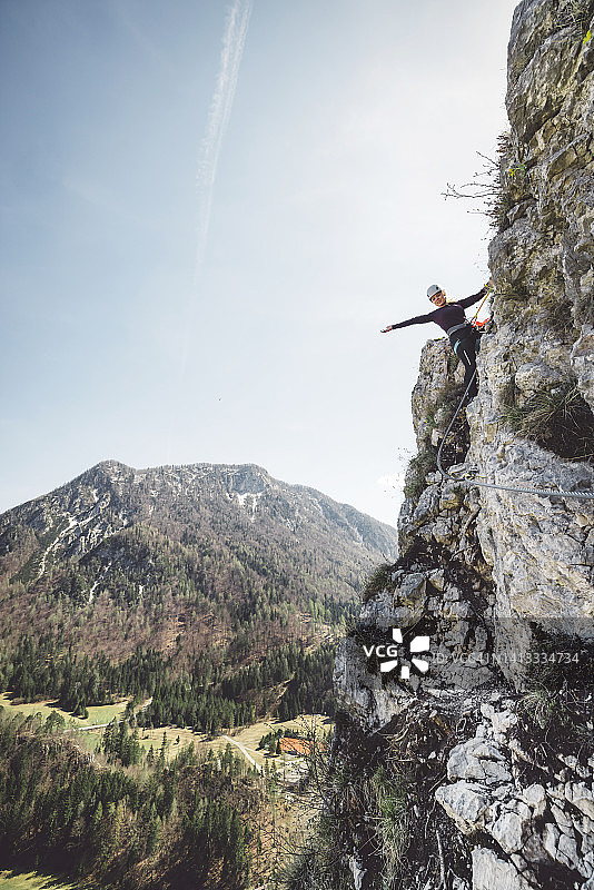 竖版照片：攀岩者攀爬铁索图片素材