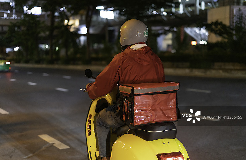年轻男人夜晚送餐图片素材