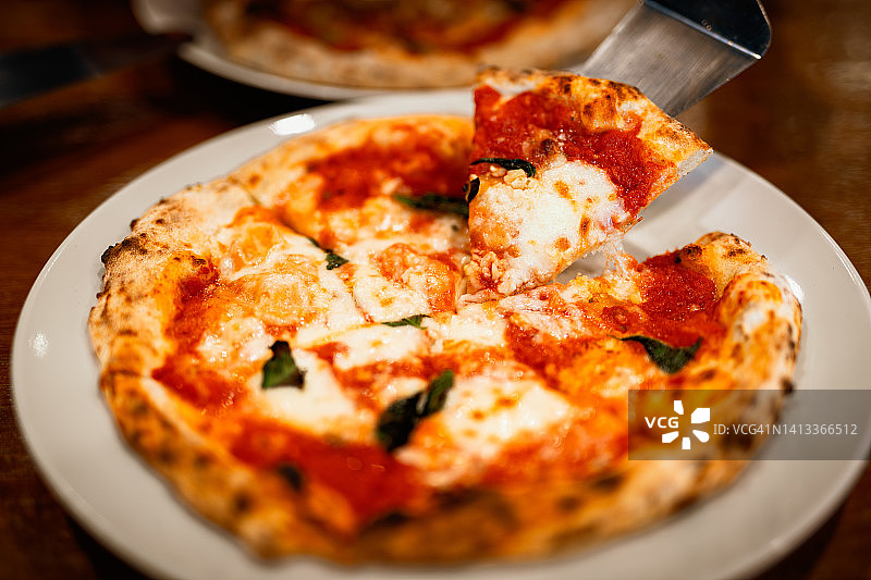 手拿美味的纯素披萨图片素材