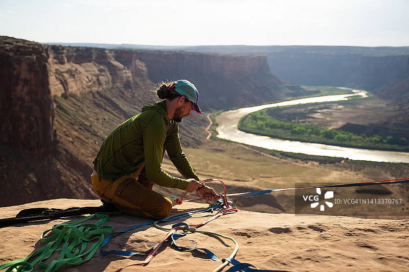 在摩押公园设置高空滑索的绳索图片素材