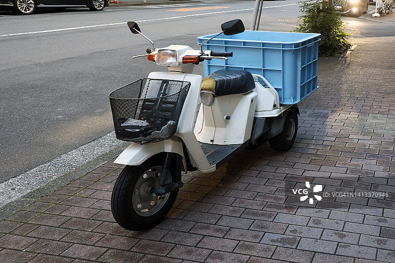 停在路边的送货三轮车图片素材